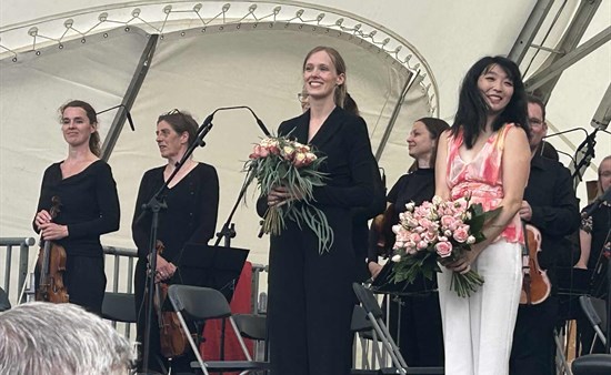 Dirigentin Magdalena Klein (Mitte)